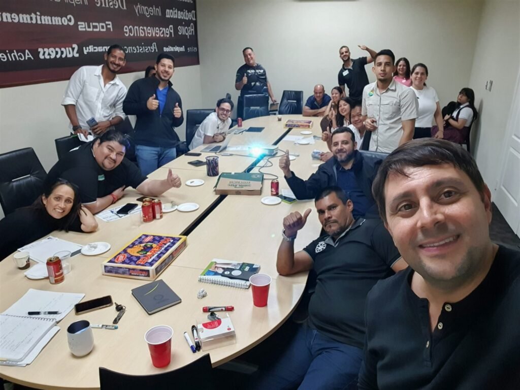Mentoría grupal de Carletos — dueños de negocio trabajando la estructura de sus empresas (06)
